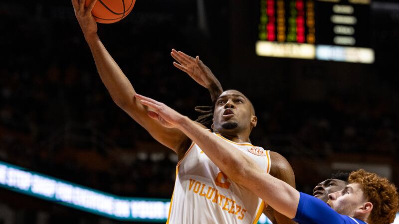 Tennessee remains No. 1 following quiet week in AP Top 25, No. 15