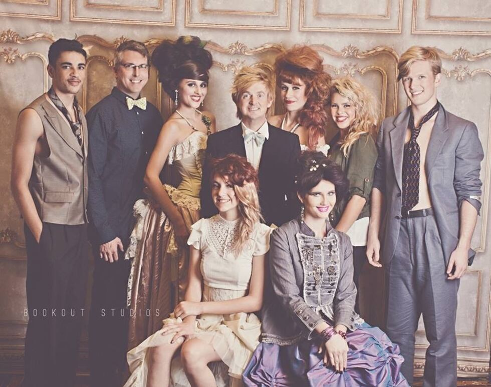 Troynixon coiffait ses cheveux avant de poser pour le modèle.